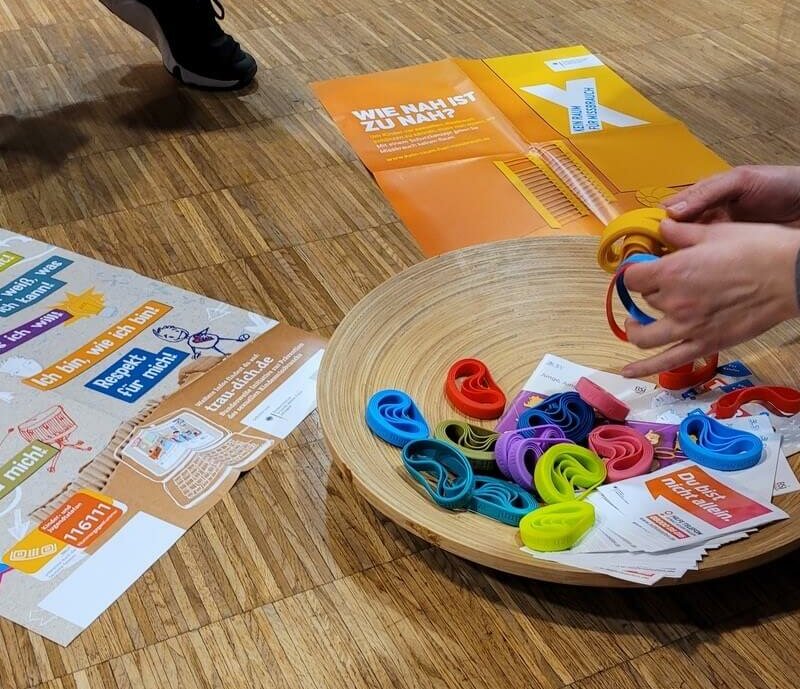 Werbegeschenke in einer Holzschale