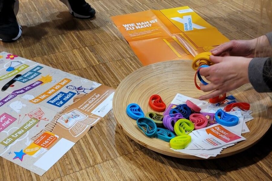 Werbegeschenke in einer Holzschale