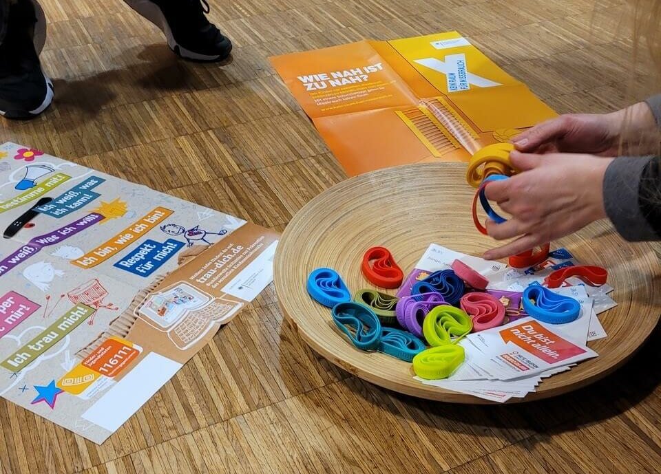 Werbegeschenke in einer Holzschale