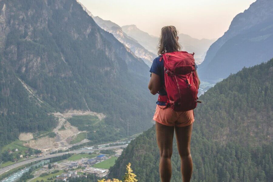Eine Frau beim wandern