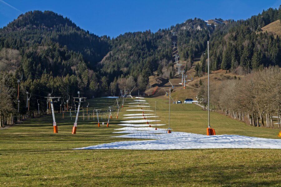 Eine Skipiste ohne Schnee