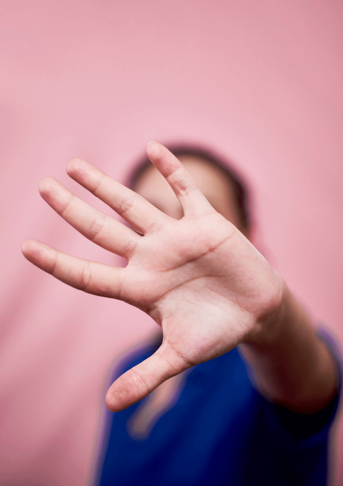 Eine Person streckt ihre Hand in die Kamera. Damit soll ein Stopp signalisiert werden