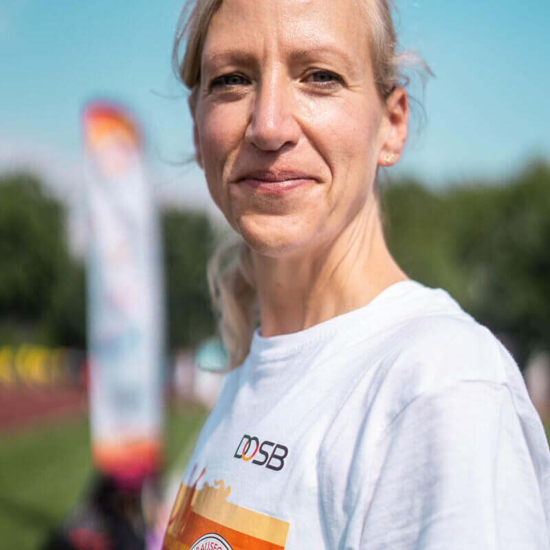 Portait von Michaela Röhrbein auf einem Sportplatz