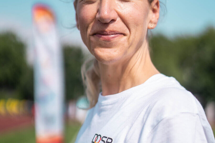 Portait von Michaela Röhrbein auf einem Sportplatz