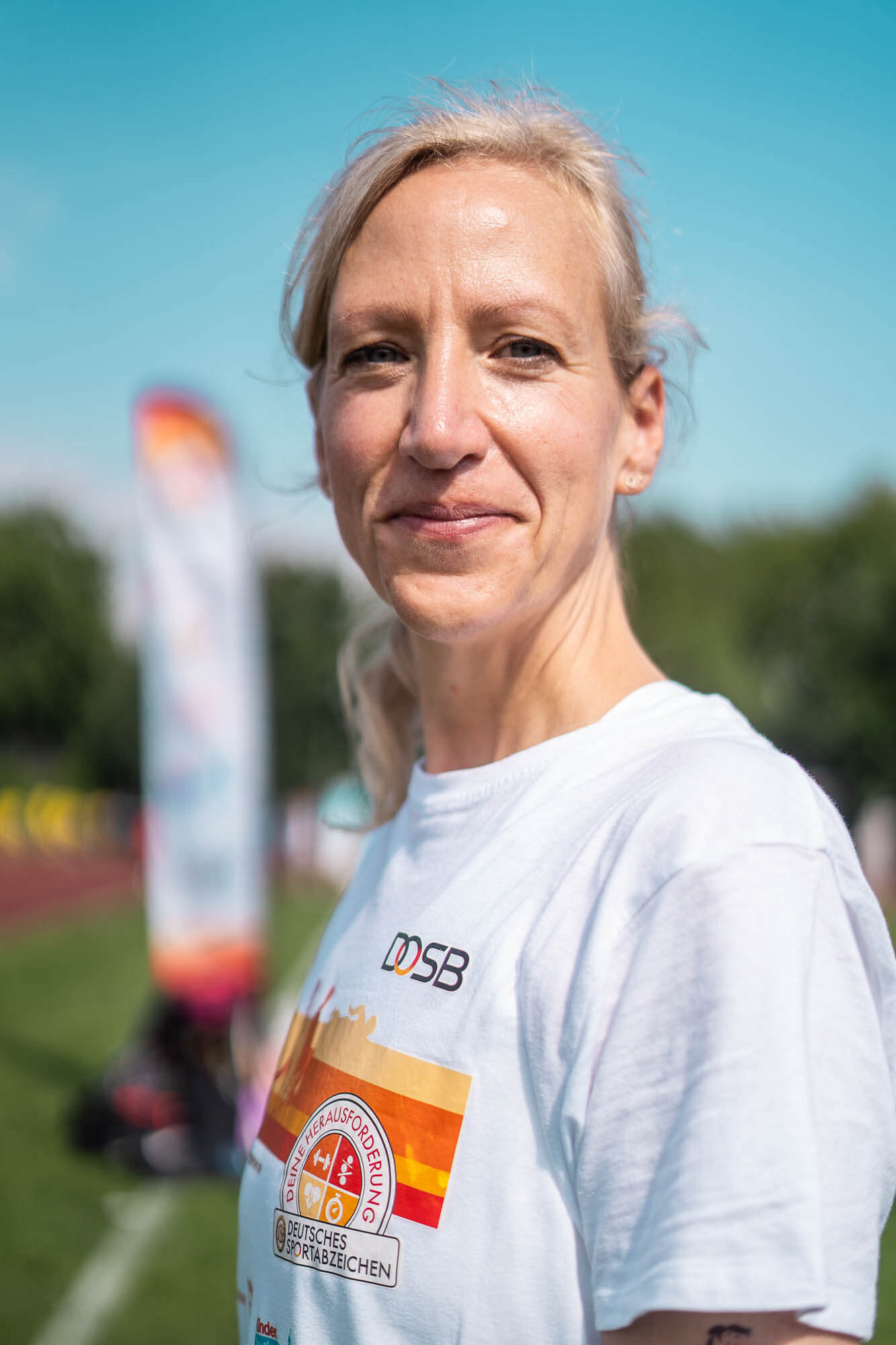 Portait von Michaela Röhrbein auf einem Sportplatz