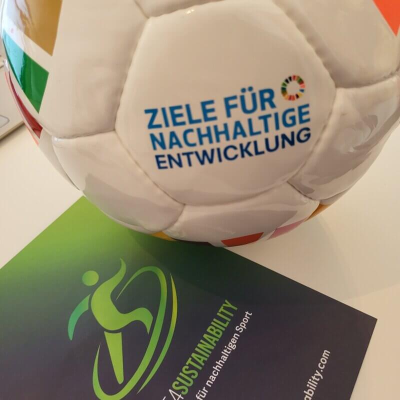 Ein Ball mit der Aufschrift: Ziele für nachhaltige Entwicklung liegt auf einem Flyer von Move4Sustainability