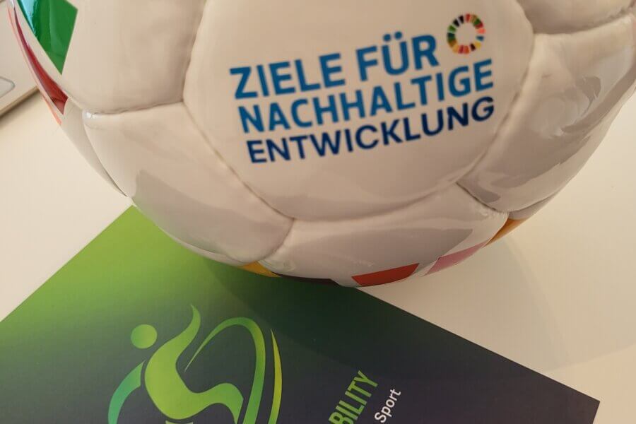 Ein Ball mit der Aufschrift: Ziele für nachhaltige Entwicklung liegt auf einem Flyer von Move4Sustainability